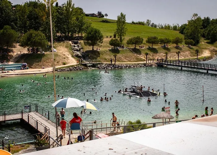 H Des Lacs 3p 4 Pers مونكلار دو كيارْسي